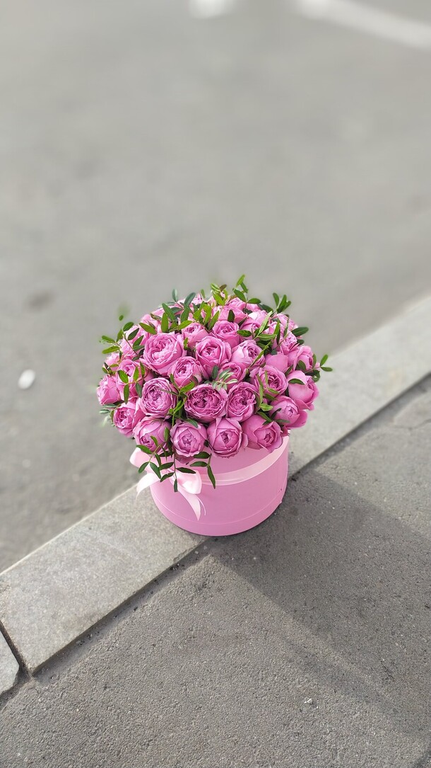 Роза misty bubbles в коробке, артикул F96296 - 7900 рублей, доставка по городу. Flawery - доставка цветов