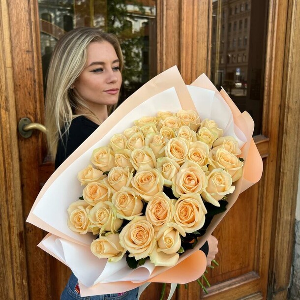 Букет из 35 персиковых роз 60 см, артикул F1104442 - 9000 рублей, доставка по городу. Flawery - доставка цветов