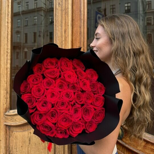 35 роз ред наоми премиум 60 см, артикул F1496345 - 8000 рублей, доставка по городу. Flawery - доставка цветов