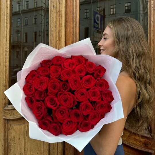 Букет из 35 роз премиум 60 см, артикул F1496347 - 8000 рублей, доставка по городу. Flawery - доставка цветов