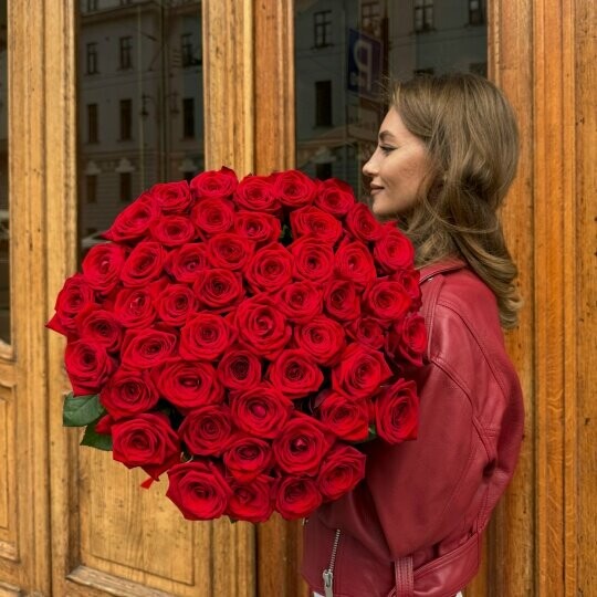 51 премиум розы ред наоми 60см, артикул F1496357 - 11000 рублей, доставка по городу. Flawery - доставка цветов
