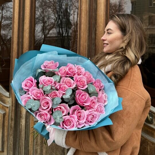 25 розовых роз премиум 60см с эвкалиптом, артикул F1496438 - 8250 рублей, доставка по городу. Flawery - доставка цветов