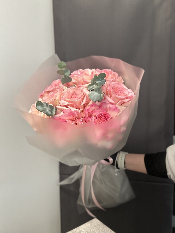 9 французских роз с эвкалиптом, артикул F1522434 - 5500 рублей, доставка по городу. Flawery - доставка цветов