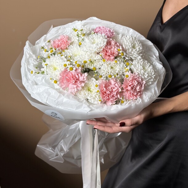 Букет микс размер м, артикул F1497579 - 7300 рублей, доставка по городу. Flawery - доставка цветов