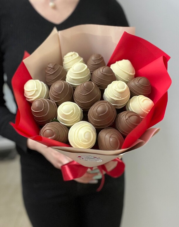 Букет из клубники "два шоколада", артикул F1318264 - 4378 рублей, доставка по городу. Flawery - доставка цветов