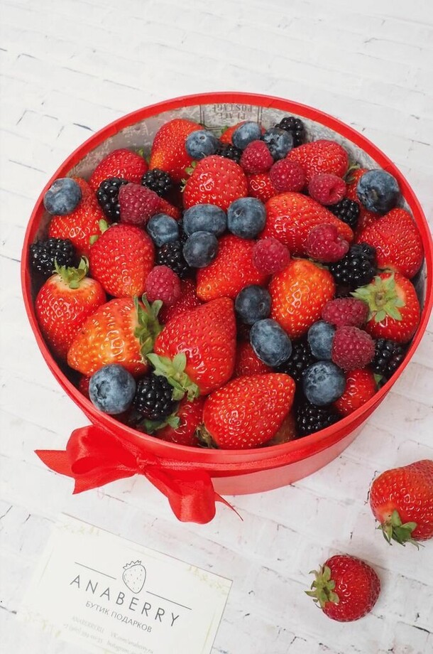 Ягодный бокс микс 1 кг, артикул F1331032 - 5178 рублей, доставка по городу. Flawery - доставка цветов