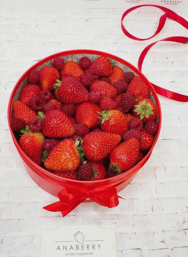 Ягодный бокс клубника-малина, артикул F1331034 - 5311 рублей, доставка по городу. Flawery - доставка цветов
