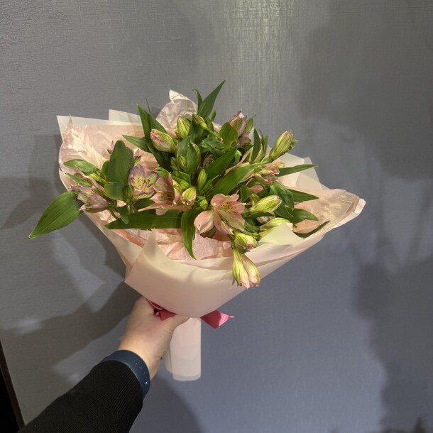 Моно букет из альстромерий, артикул F1506748 - 3300 рублей, доставка по городу. Flawery - доставка цветов