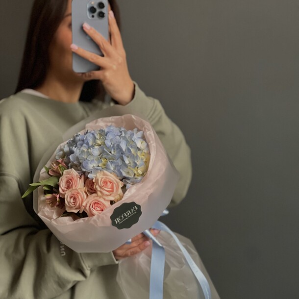 Нежность с гортензией и кустовой розой, артикул F1512367 - 3100 рублей, доставка по городу. Flawery - доставка цветов