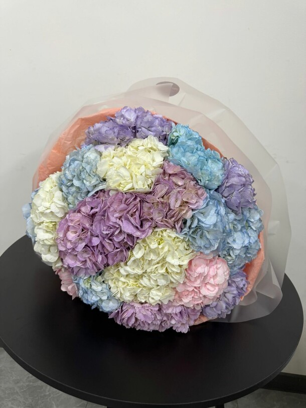 Букет микс из 19 гортензий, артикул F1502789 - 15700 рублей, доставка по городу. Flawery - доставка цветов