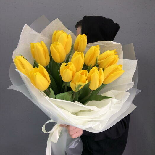 Яркий букет желтые тюльпаны 15, артикул F1535608 - 4500 рублей, доставка по городу. Flawery - доставка цветов