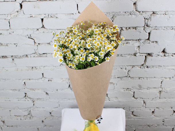 Букет 7 ромашек (танацетум) в крафте, артикул F1132869 - 2246 рублей, доставка по городу. Flawery - доставка цветов