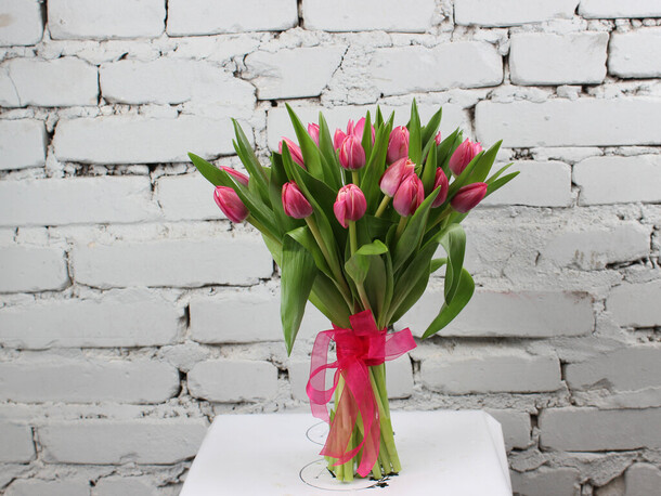 Букет 21 розовый тюльпан, артикул F1132873 - 3298 рублей, доставка по городу. Flawery - доставка цветов