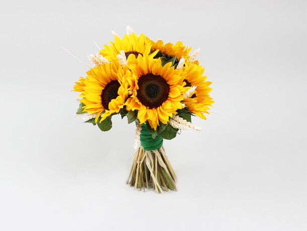 Букет 9 подсолнухов с пшеницей, артикул F1132875 - 5489 рублей, доставка по городу. Flawery - доставка цветов