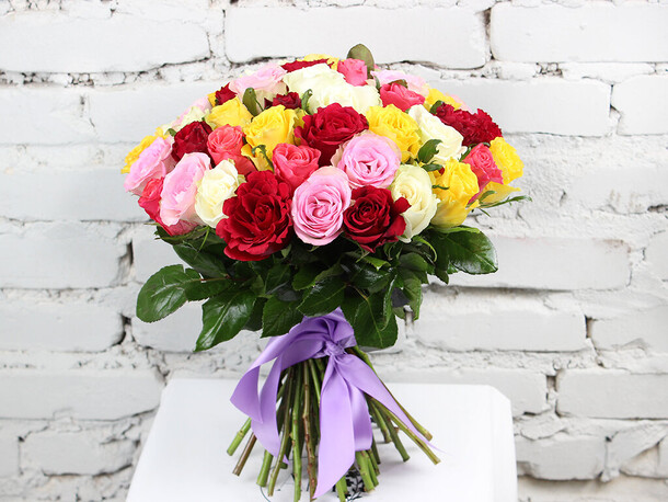 Букет 51 роза кения микс 40 см., артикул F1139756 - 6990 рублей, доставка по городу. Flawery - доставка цветов