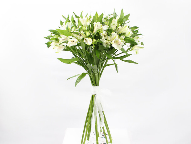 Букет 9 белой альстромерии, артикул F1140538 - 2490 рублей, доставка по городу. Flawery - доставка цветов