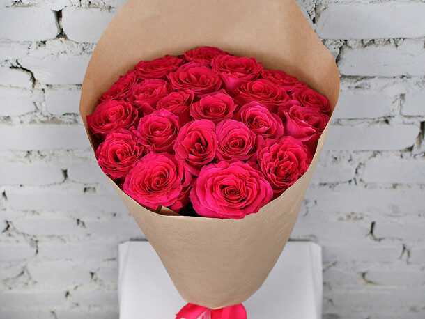 Букет 21 малиновая роза эквадор 50 см. В крафте, артикул F1141491 - 2990 рублей, доставка по городу. Flawery - доставка цветов