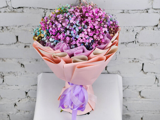 Букет 7 радужной гипсофилы в упаковке, артикул F1141503 - 2690 рублей, доставка по городу. Flawery - доставка цветов