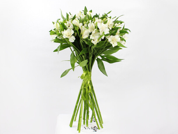 Букет 15 белой альстромерии, артикул F1141504 - 3135 рублей, доставка по городу. Flawery - доставка цветов