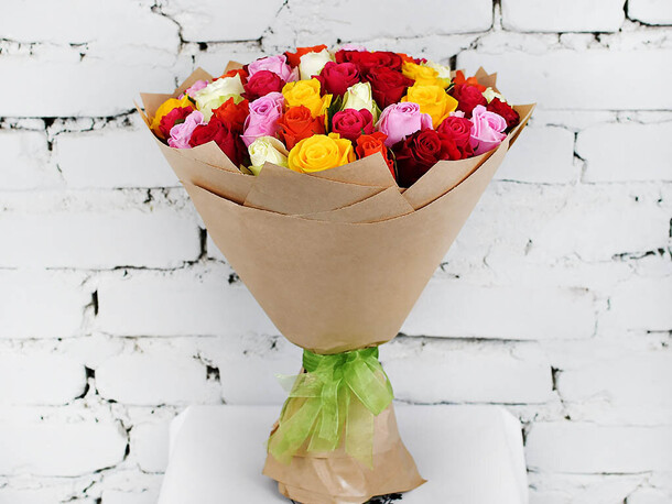 Букет 51 роза микс кения 40 см в крафте., артикул F1144580 - 5690 рублей, доставка по городу. Flawery - доставка цветов