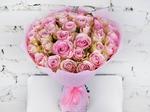 Букет 35 роз розовые кения 40 см. В упаковке, артикул F1144586 - 3990 рублей, доставка по городу. Flawery - доставка цветов