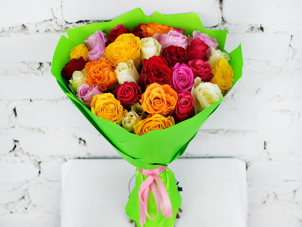 Букет 31 роза микс кения 40 см. В упаковке, артикул F1144588 - 4390 рублей, доставка по городу. Flawery - доставка цветов