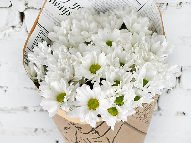 Букет 7 белой кустовой хризантемы в крафте, артикул F1148670 - 2590 рублей, доставка по городу. Flawery - доставка цветов