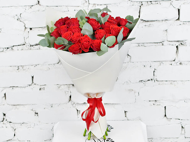 Букет 11 красных кустовых роз в упаковке, артикул F1149528 - 4590 рублей, доставка по городу. Flawery - доставка цветов