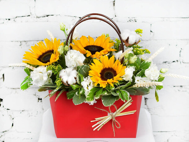 Композиция сказки лета в кашпо, артикул F1150390 - 3981 рублей, доставка по городу. Flawery - доставка цветов