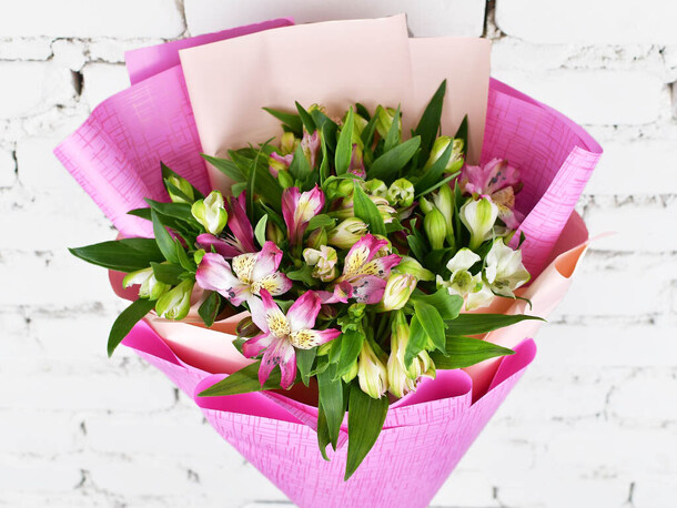 Букет 9 альстромерий микс в упаковке, артикул F1150735 - 2390 рублей, доставка по городу. Flawery - доставка цветов