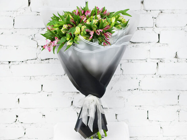 Букет 15 альстромерий микс в упаковке, артикул F1150762 - 4379 рублей, доставка по городу. Flawery - доставка цветов