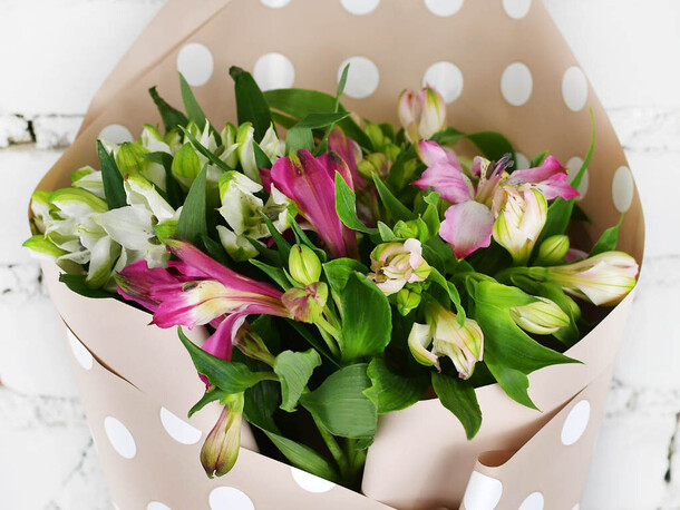 Букет 7 альстромерий микс в упаковке, артикул F1150768 - 2409 рублей, доставка по городу. Flawery - доставка цветов