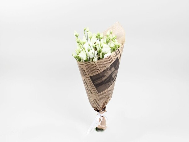 Букет 7 белой эустомы в крафте, артикул F1151262 - 3190 рублей, доставка по городу. Flawery - доставка цветов