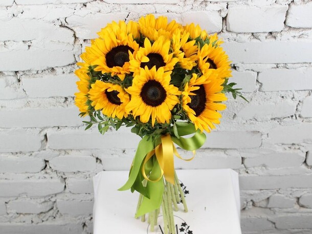 Букет 15 подсолнухов с зеленью., артикул F1151312 - 7590 рублей, доставка по городу. Flawery - доставка цветов