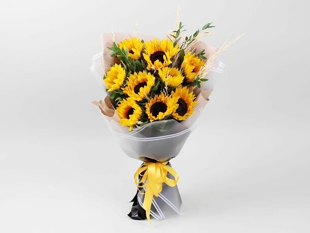 Букет 9 подсолнухов с эвкалиптом, артикул F1151337 - 5379 рублей, доставка по городу. Flawery - доставка цветов