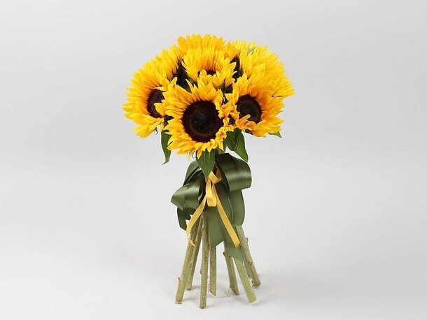 Букет 9 подсолнухов, артикул F1151339 - 3990 рублей, доставка по городу. Flawery - доставка цветов