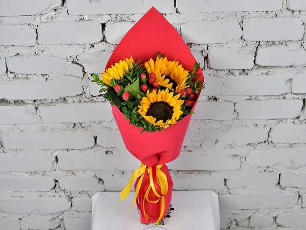 Букет 3 подсолнуха с гиперикумом, артикул F1151356 - 2990 рублей, доставка по городу. Flawery - доставка цветов