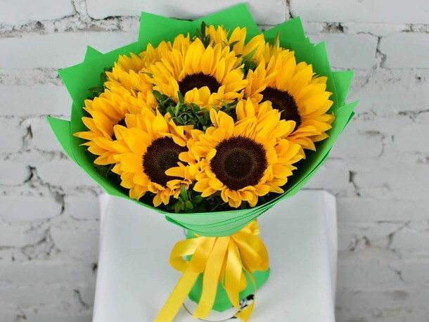 Букет 7 подсолнухов с зеленью в фоамиране, артикул F1151357 - 3990 рублей, доставка по городу. Flawery - доставка цветов