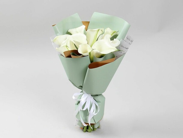 Букет 9 белых калл в упаковке, артикул F1151731 - 4590 рублей, доставка по городу. Flawery - доставка цветов