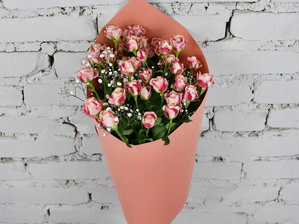 Букет 5 кустовых роз с гипсофилой., артикул F1152005 - 2290 рублей, доставка по городу. Flawery - доставка цветов