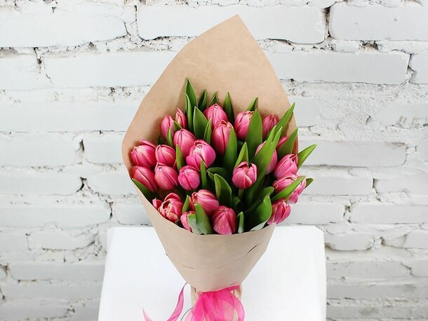 Букет 21 розовый тюльпан в крафте, артикул F1152177 - 3449 рублей, доставка по городу. Flawery - доставка цветов