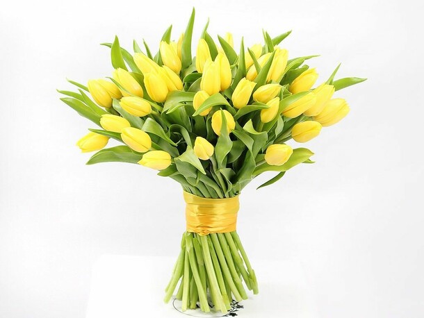 Букет 51 желтый тюльпан, артикул F1152178 - 7506 рублей, доставка по городу. Flawery - доставка цветов