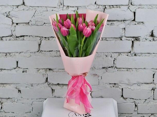 Букет 15 розовых тюльпанов в упаковке, артикул F1152179 - 2547 рублей, доставка по городу. Flawery - доставка цветов