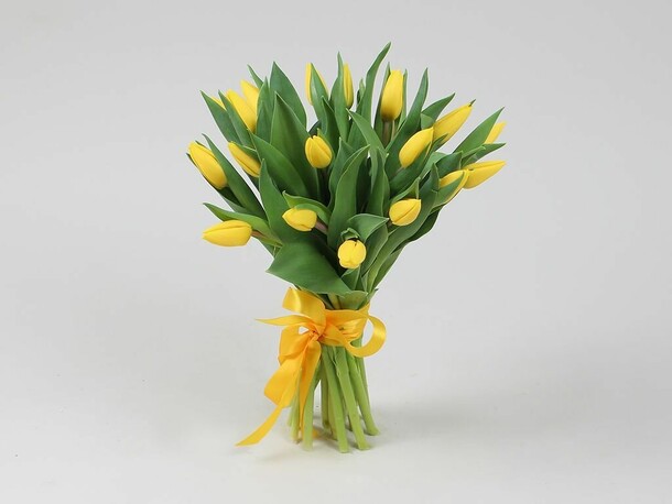 Букет 19 желтых тюльпанов, артикул F1152195 - 2990 рублей, доставка по городу. Flawery - доставка цветов