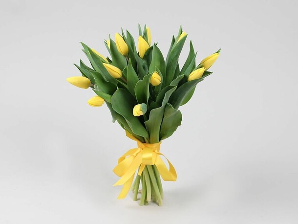 Букет 15 желтых тюльпанов, артикул F1152197 - 2690 рублей, доставка по городу. Flawery - доставка цветов