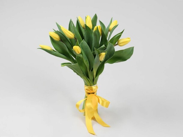 Букет 11 желтых тюльпанов, артикул F1152199 - 1990 рублей, доставка по городу. Flawery - доставка цветов
