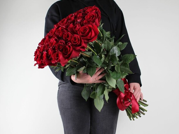 Букет 51 красная роза эксплорер 60 см. Эквадор, артикул F1152397 - 6990 рублей, доставка по городу. Flawery - доставка цветов
