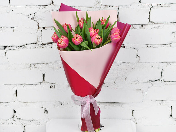 Букет 11 розовых тюльпанов в упаковке, артикул F1152921 - 2190 рублей, доставка по городу. Flawery - доставка цветов
