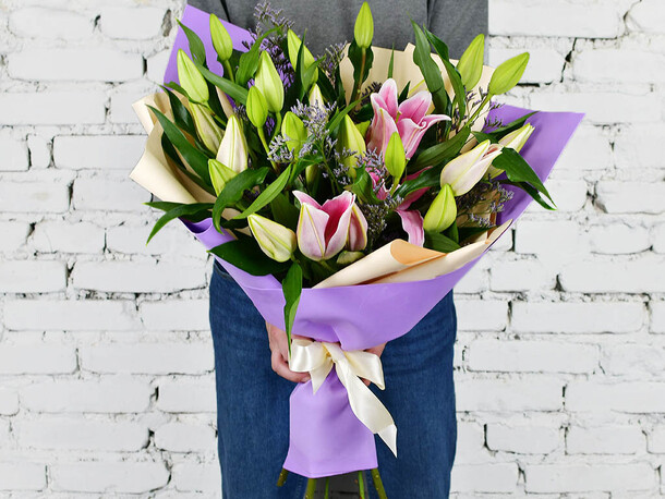 Букет 5 розовых лилий с лимониумом, артикул F1152944 - 6490 рублей, доставка по городу. Flawery - доставка цветов