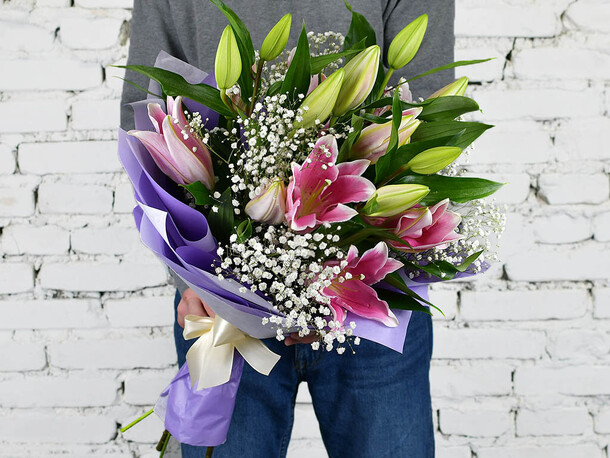 Букет 3 лилии с гипсофилой, артикул F1156066 - 4690 рублей, доставка по городу. Flawery - доставка цветов